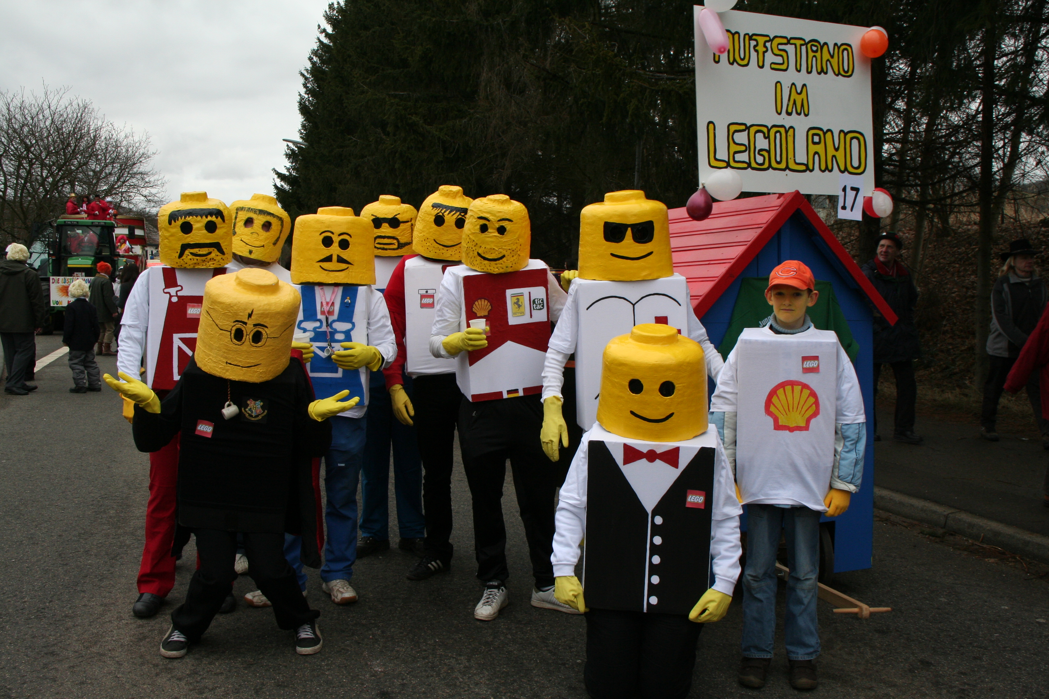 Als Legomännchen im Vussemer Zoch 2009